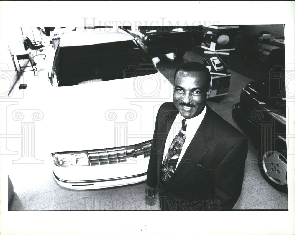 1993 Press Photo Chuck Harrell Oldsmobile showroom - Historic Images