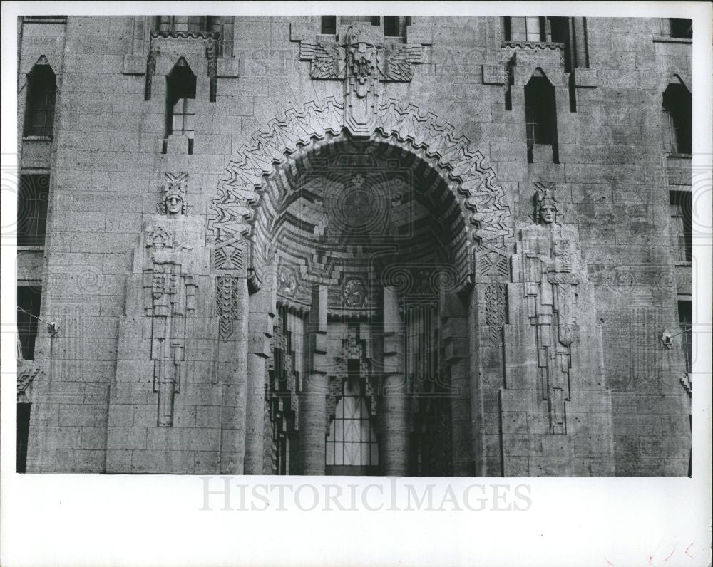 Press Photo Building guardian - Historic Images