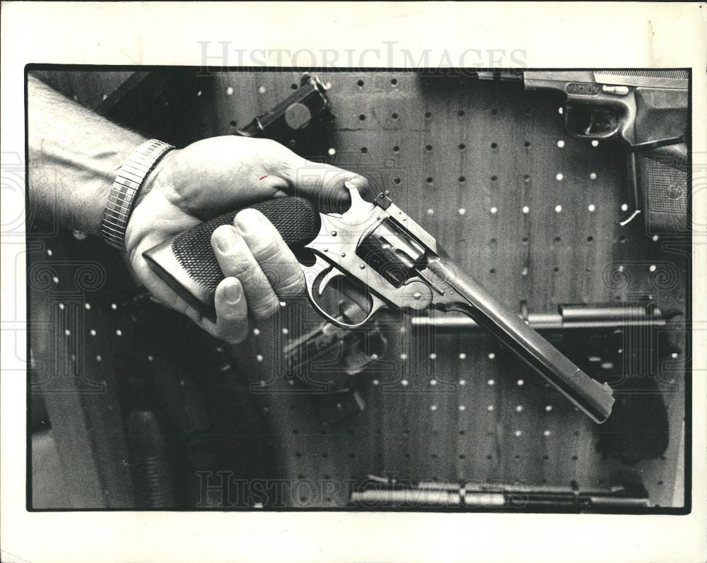 1988 Press Photo Gun and Drugs - Historic Images