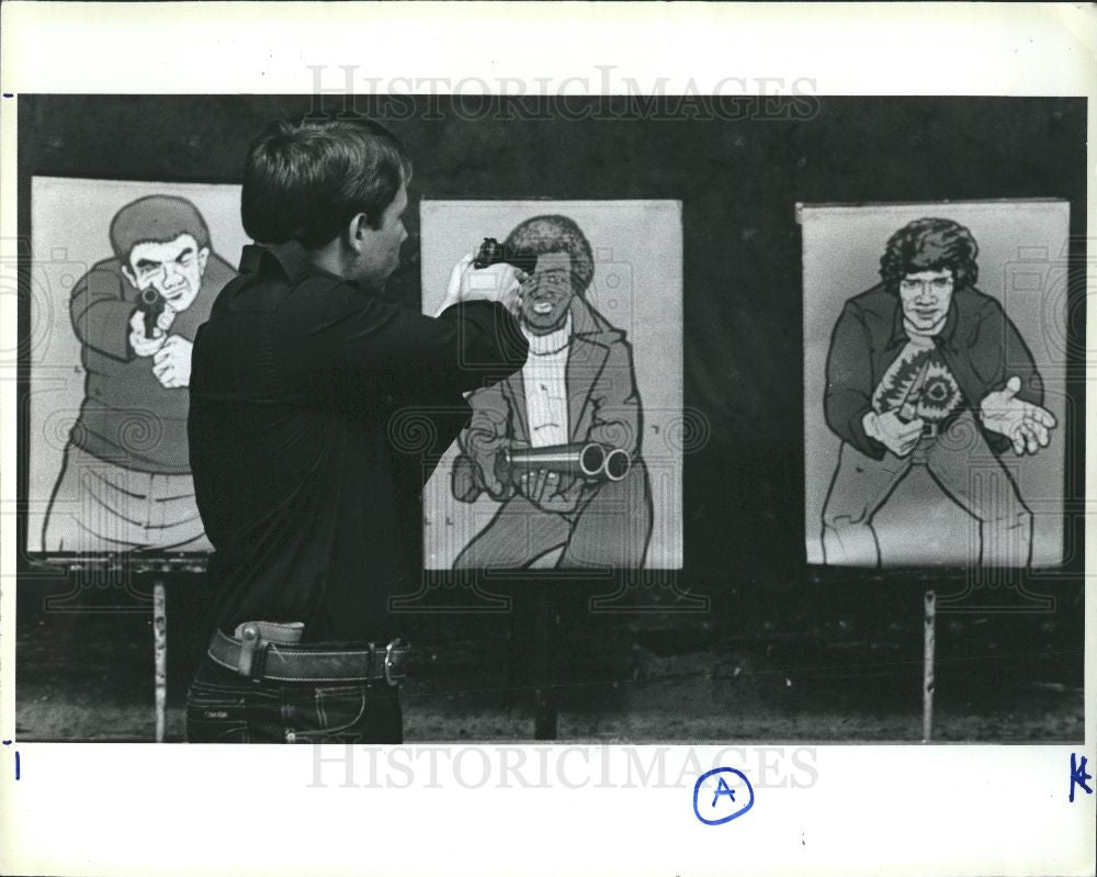 1985 Press Photo Handgun instructor Matt Selbert firing - Historic Images
