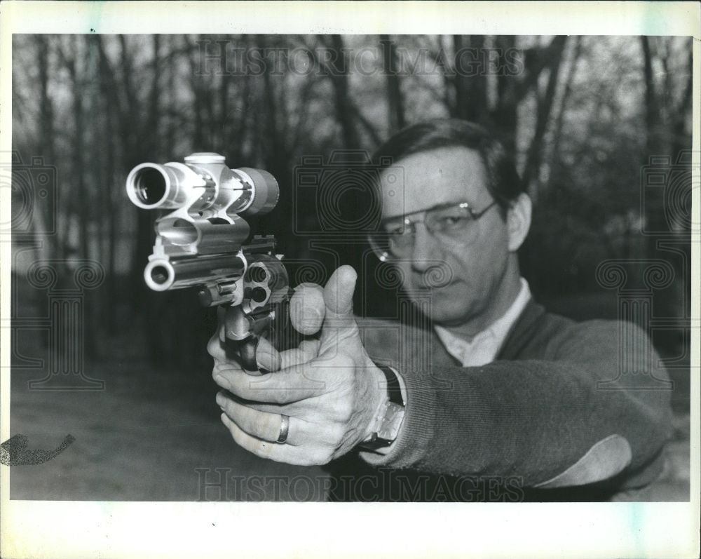 1986 Press Photo Gun - Historic Images