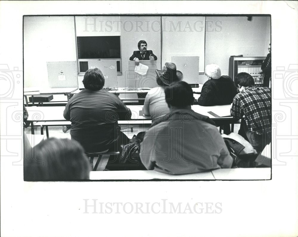 1982 Press Photo Mike Harries teaches handgun safety - Historic Images