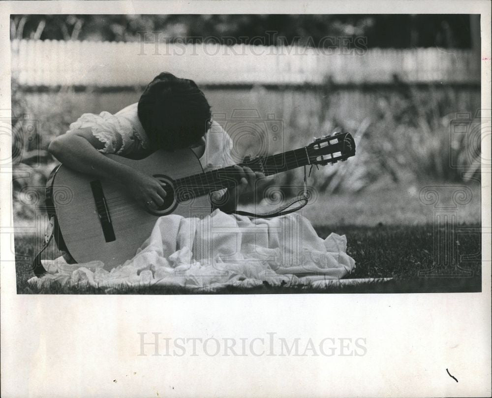 1974 Press Photo Guitar - Historic Images
