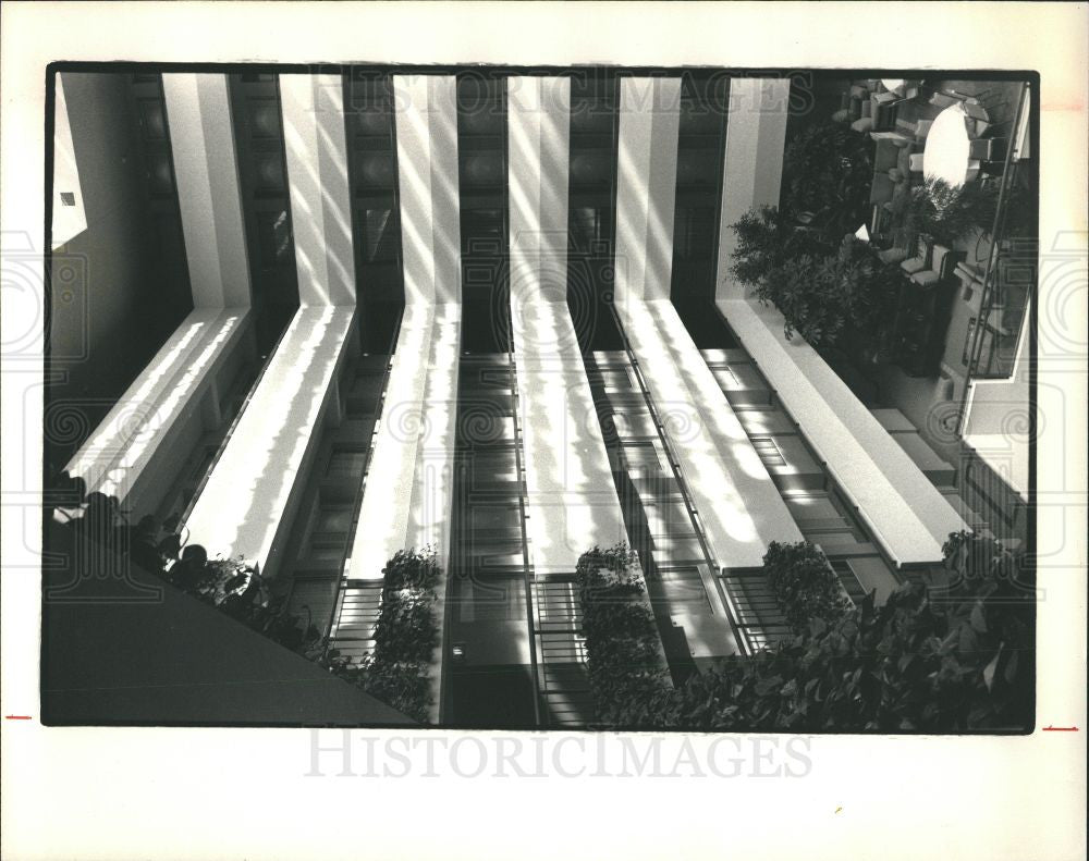 1987 Press Photo Guest quarters Troy  detroit - Historic Images