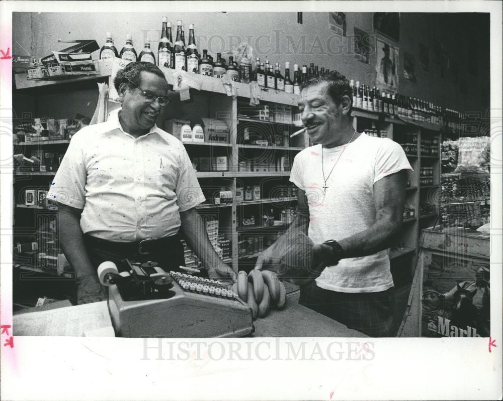 1975 Press Photo Modesto Davila Caribean-Latin Market - Historic Images