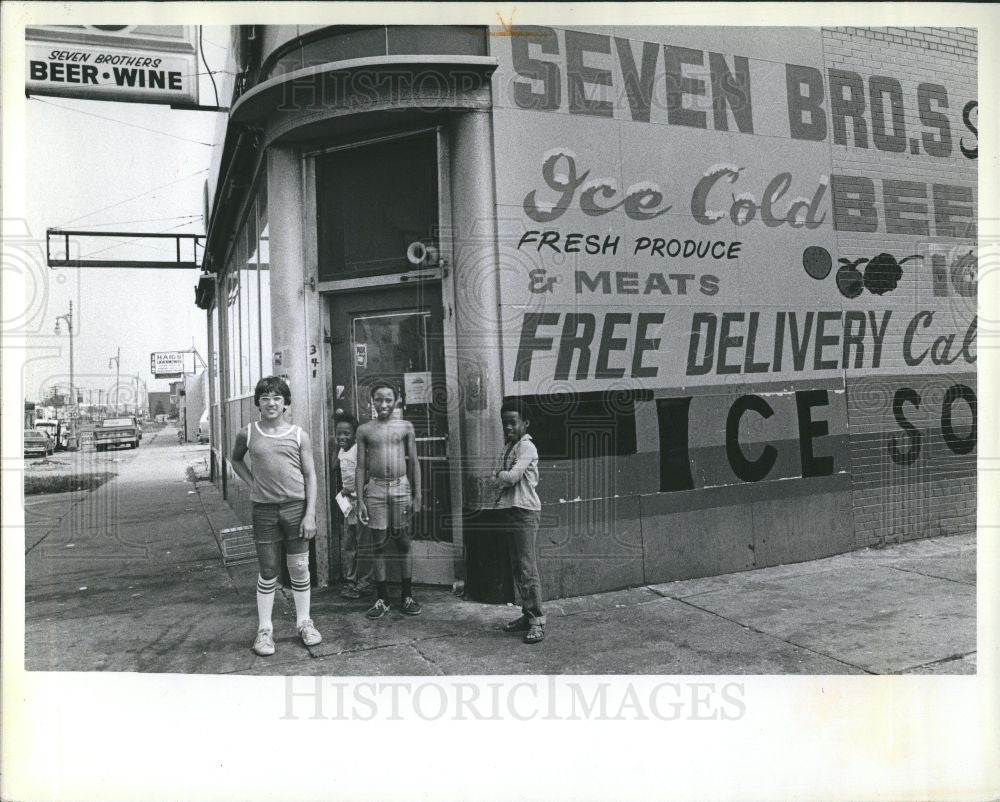 1980 Press Photo Chaldean Seven Brothers market Detroit - Historic Images