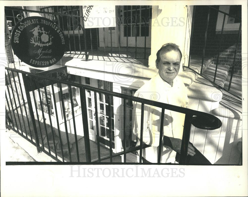 1988 Press Photo Down the stairs await in cookies &amp; Tea - Historic Images