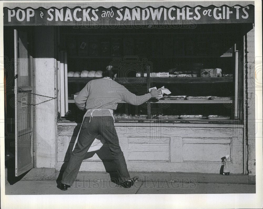 Press Photo Danny Lalounis, Greektown Market - Historic Images