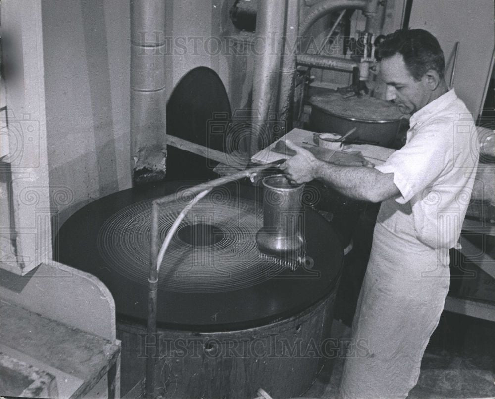1964 Press Photo Katiffe baker pastry shredded wheat - Historic Images