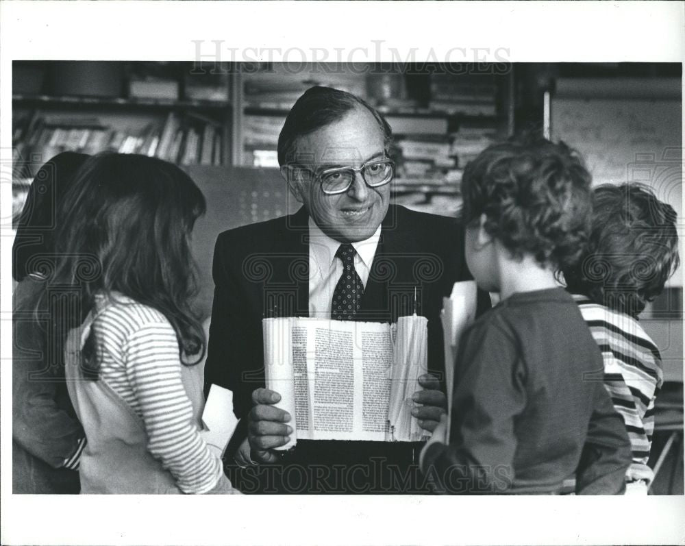 1972 Press Photo Rabbi Irwin Groner tora jewish - Historic Images
