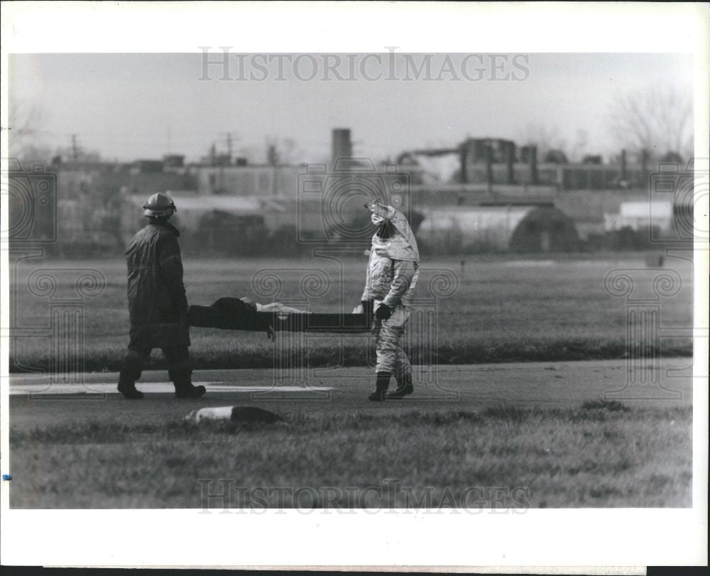 1990 Press Photo Firefighters carry simulated victims - Historic Images