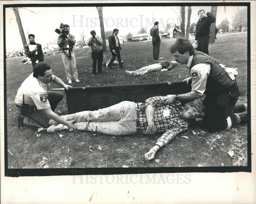 1989 Press Photo rescue workers mock victim stretcher - Historic Images