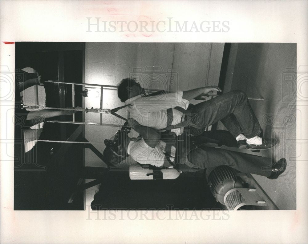 1989 Press Photo John Rupp Dave Ade UAW/GM safety class - Historic Images