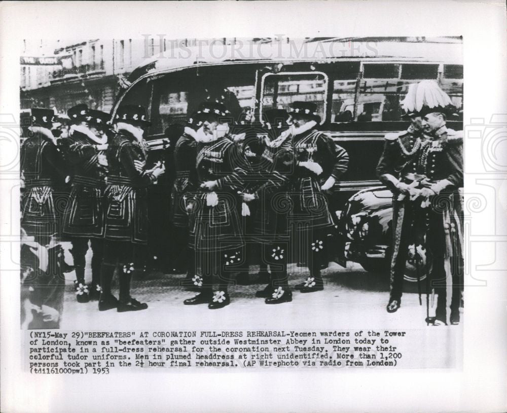 1953 Press Photo Yeomen Beefeaters Rehearsal London - Historic Images