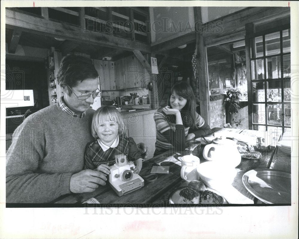 1980 Press Photo DON SUZANNE AND DAUGHTER EMILY - Historic Images