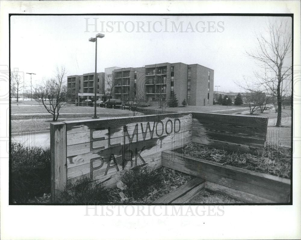 1990 Press Photo Elmwood Park Apts. - Historic Images