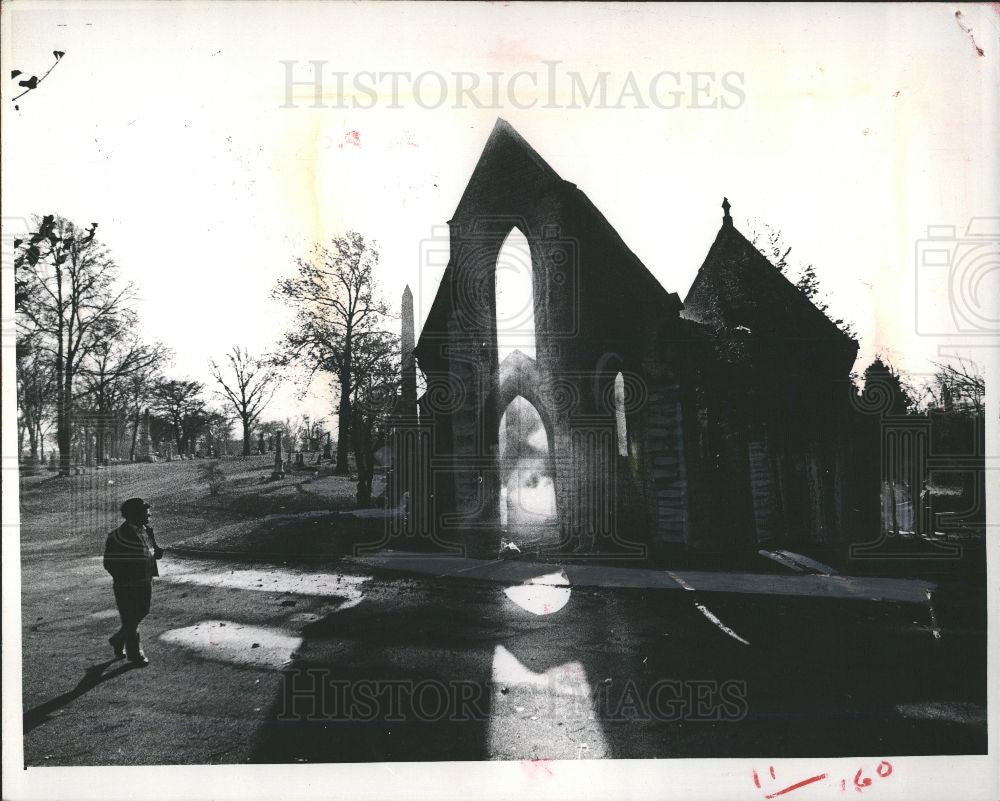 1976 Press Photo Elmwood Cemetery Detroit Chapel Fire - Historic Images