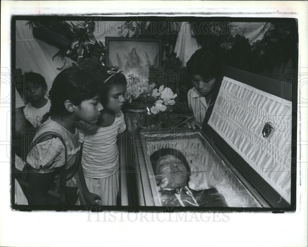 1989 Press Photo Eloy Gueverra San Salvador wake casket - Historic Images