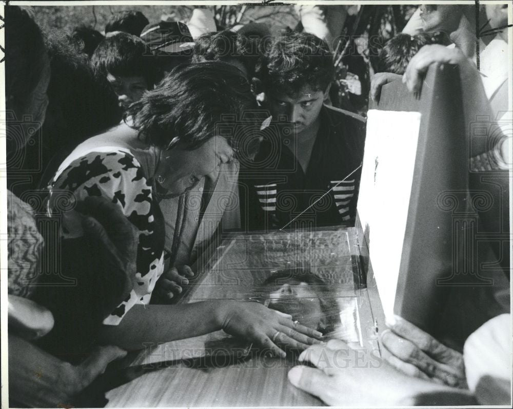 1990 Press Photo Anna Quiatano Eloy Guevara funeral - Historic Images