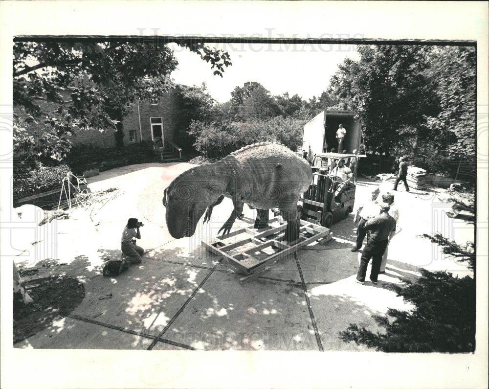 1987 Press Photo Dinosaur Apatosaurus unload truck - Historic Images
