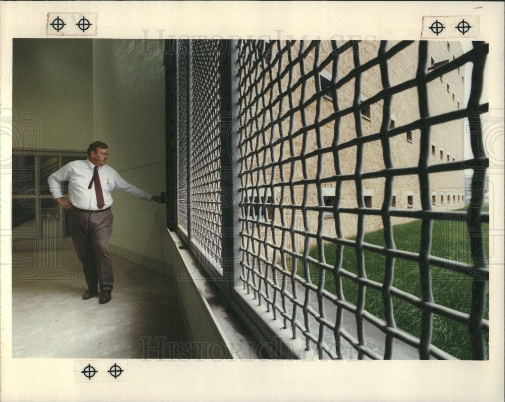 1991 Press Photo detention facility, metal door, prison - Historic Images