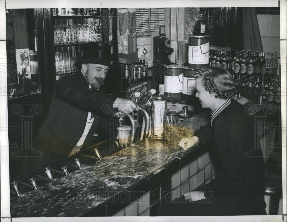 1941 Press Photo McLeod Druggist chocolate soda - Historic Images