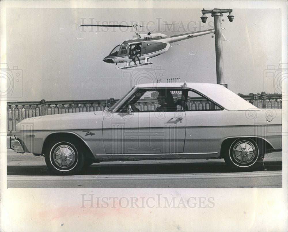 1973 Press Photo Copter drama Dodge crossing Belle Isle - Historic Images