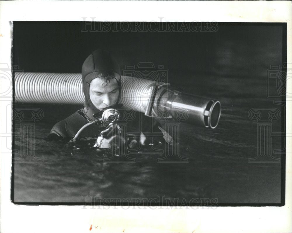 1992 Press Photo Gene Sola 1992 muscles sea food 1992 - Historic Images