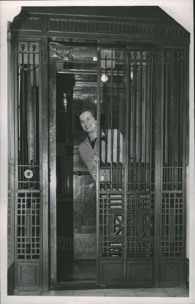 1953 Press Photo Elevator, Diana Hand - Historic Images
