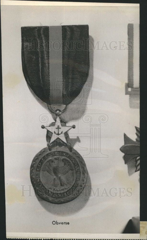 1942 Press Photo Distinguished Service Medal decoration - Historic Images