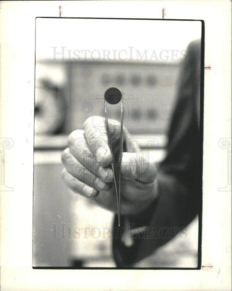 1987 Press Photo disk thin-film Energy Conversion - Historic Images