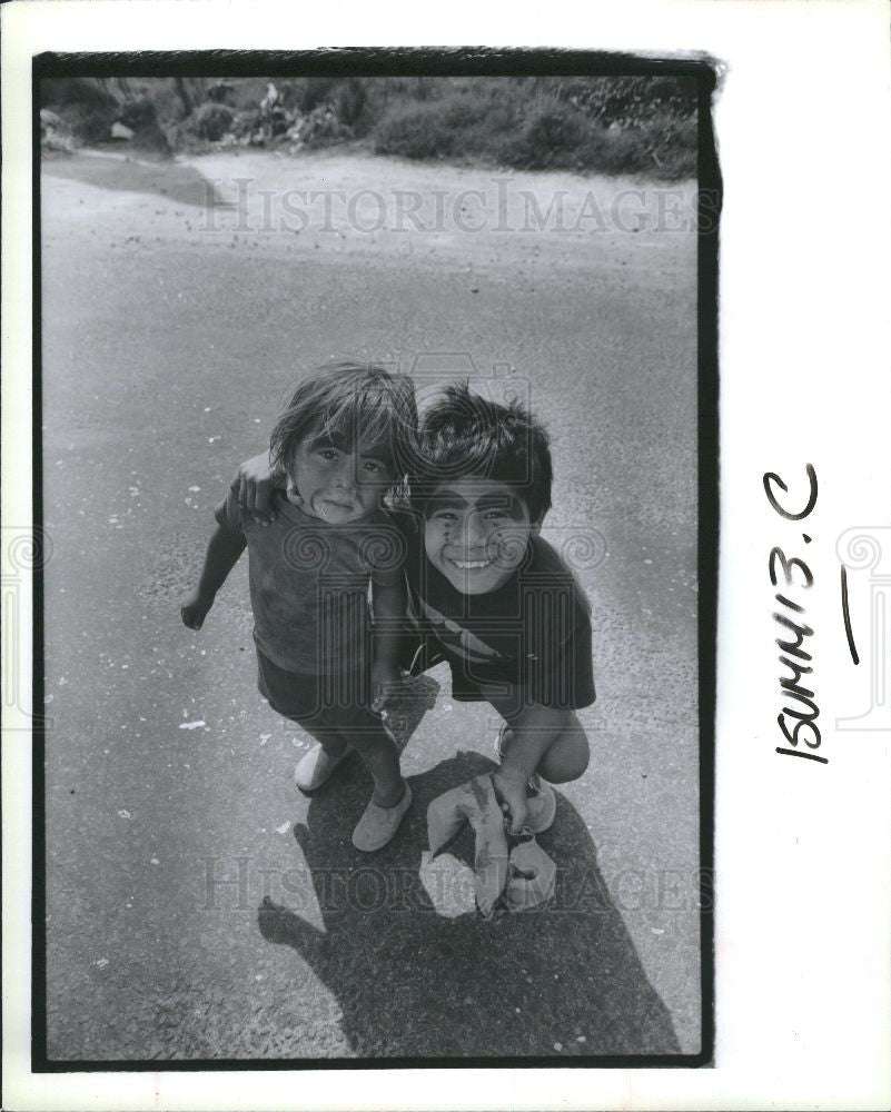 1989 Press Photo homeless children San Salvador begging - Historic Images