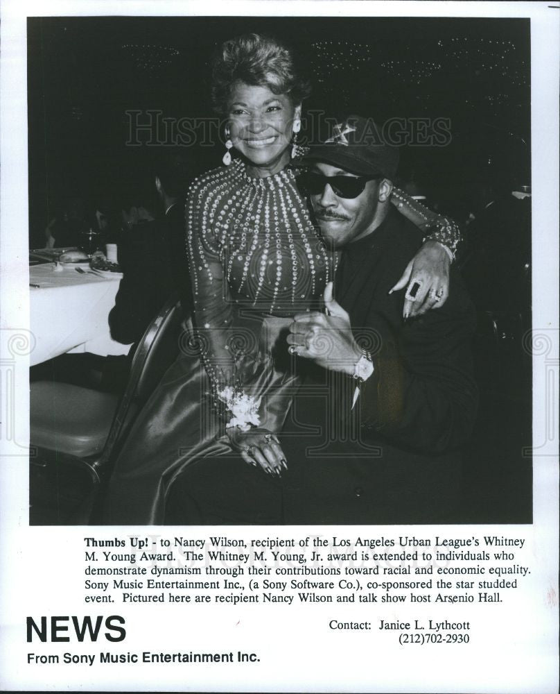 1992 Press Photo Nancy Wilson Arsenio Hall Singer Talk - Historic Images