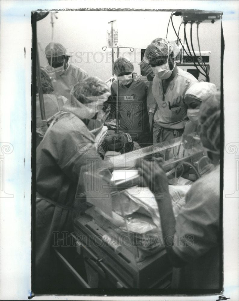 1989 Press Photo Mary Wilson baby incubator Quintuplets - Historic Images