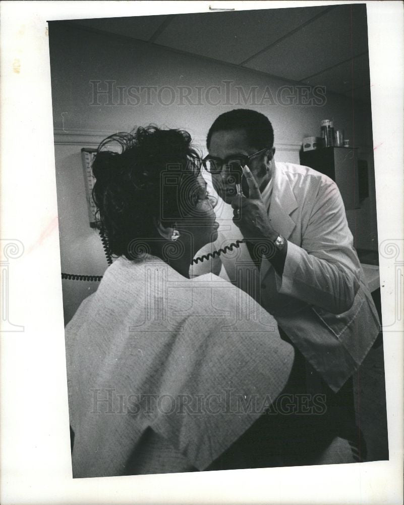 1975 Press Photo doctor - Historic Images