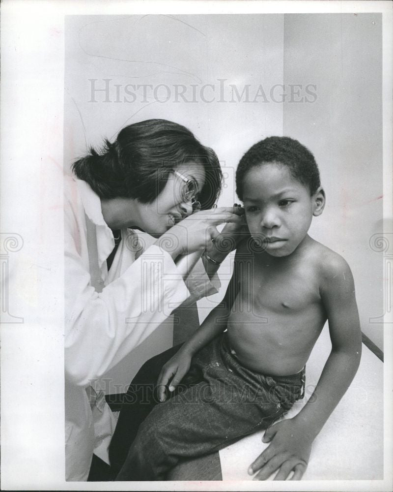 1977 Press Photo doctor - Historic Images
