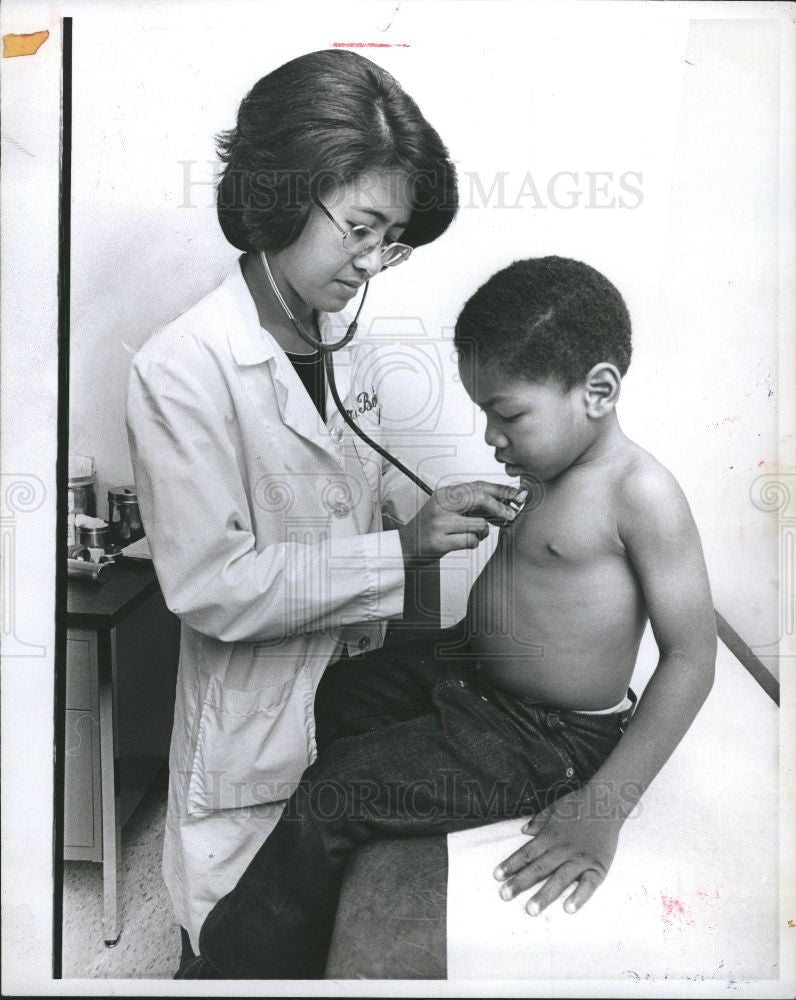 1977 Press Photo Doctor Dertoit free health check up - Historic Images