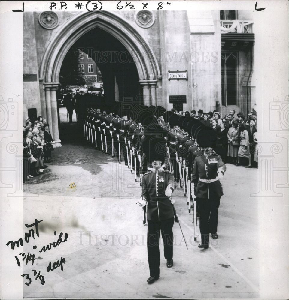 1982 Press Photo Grenadier Abbey Coronation - Historic Images
