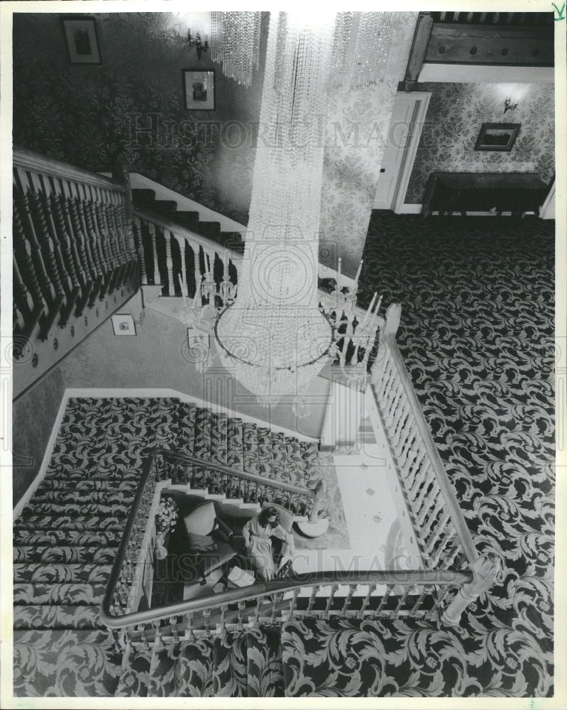 1985 Press Photo Chesters Grosvenor chandelier railing - Historic Images