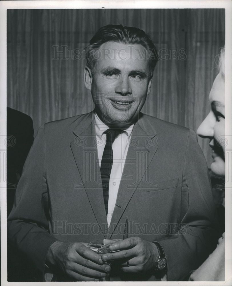 1961 Press Photo Sloan Wilson Author Gray Flannel Suit - Historic Images