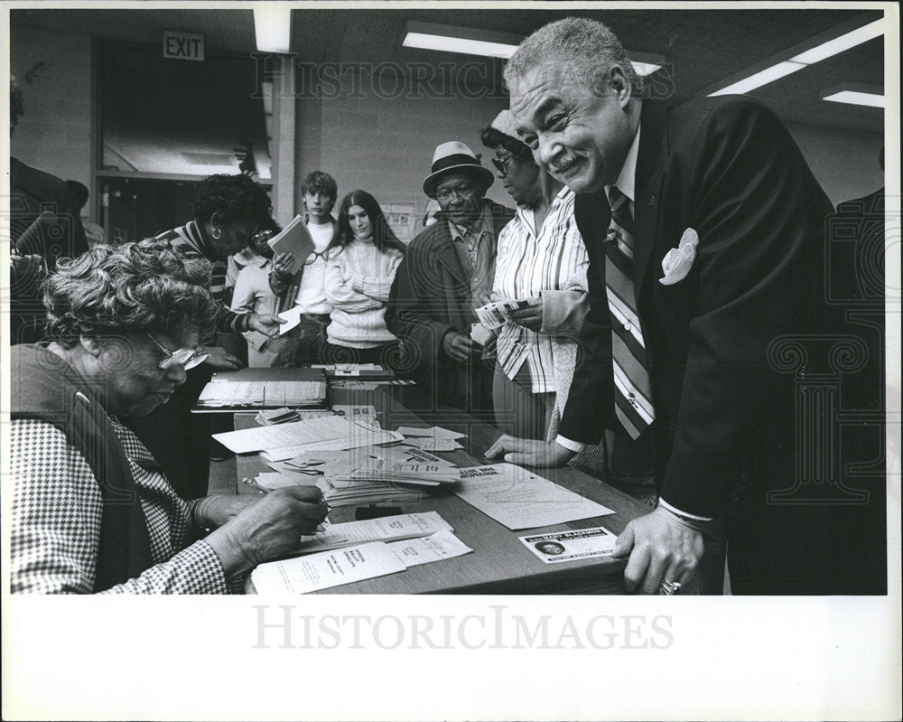 1986 detroit vote people line polls-Historic Images