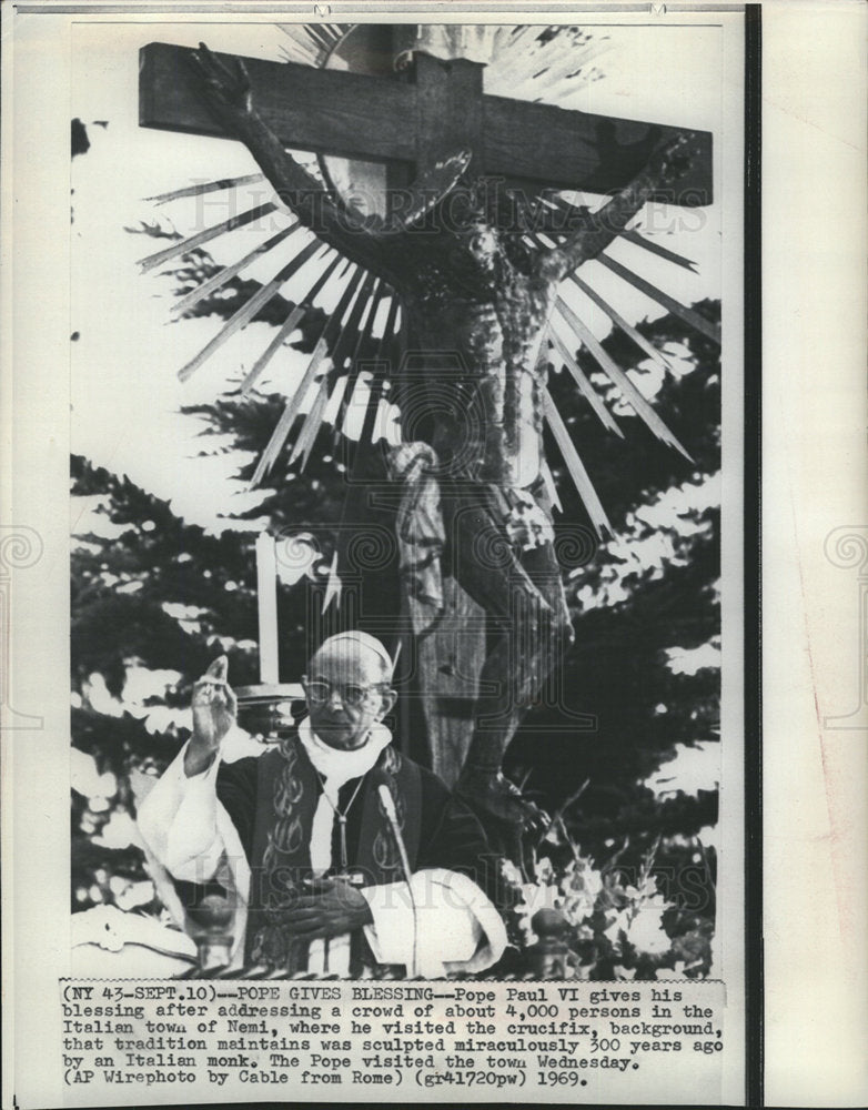 1969 Pope Paul VI Nemi blessing crucifix-Historic Images