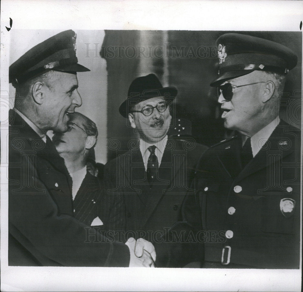 1952 Eisenhover greet Gen Mathew B Ridgeway-Historic Images