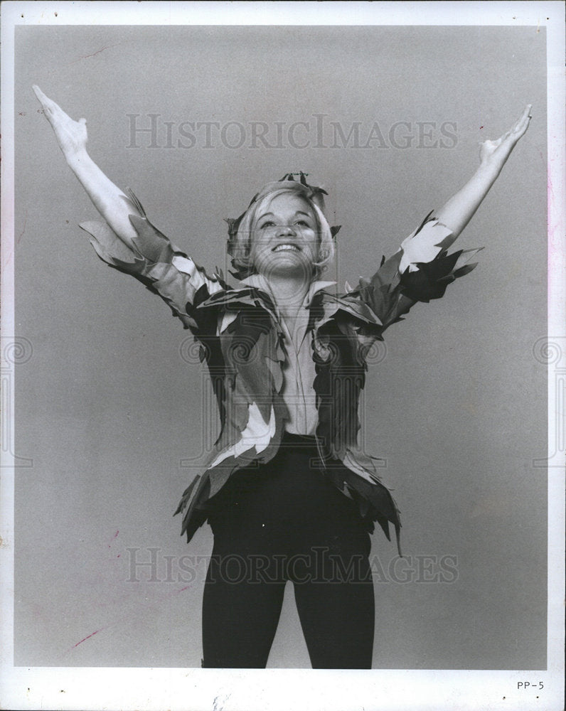 1974 Cathy rigby gymnast peter pan-Historic Images