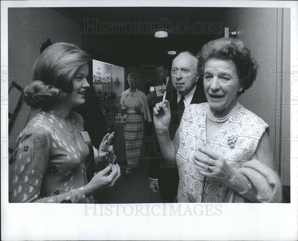 1974 Dianne Riggs with M M Stroh-Historic Images