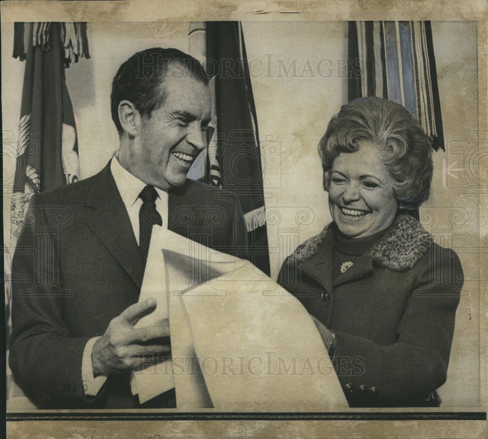 1969 President Nixon accepts a report-Historic Images