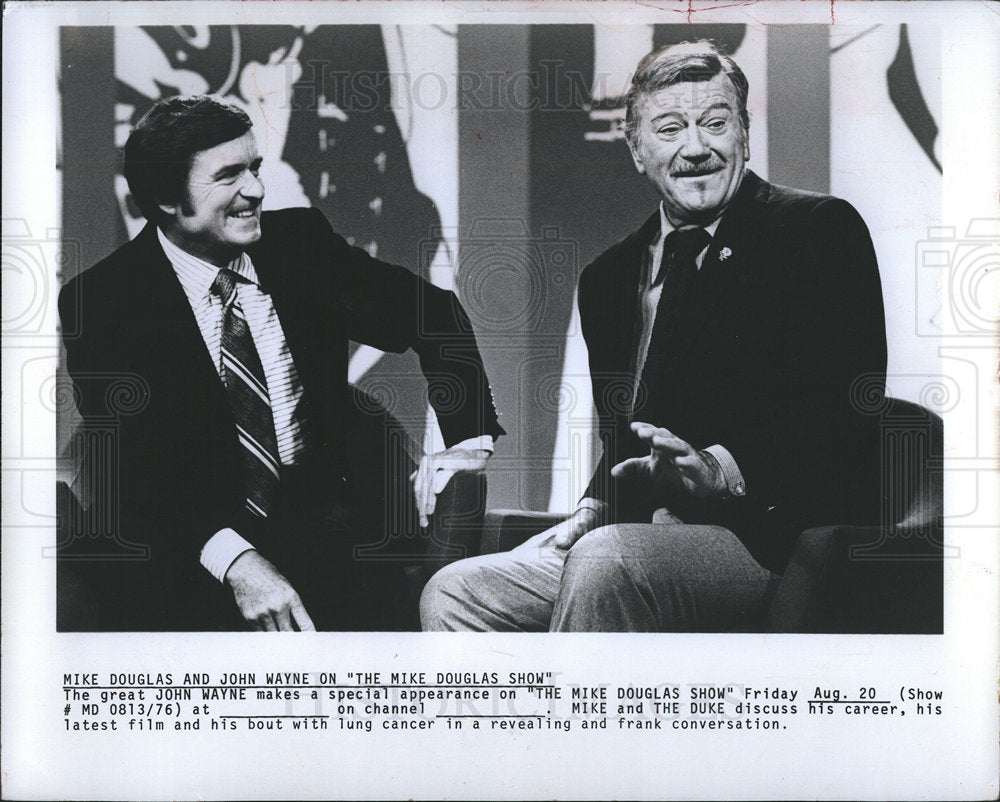 1977 MIKE DOUGLAS &amp; JOHN WAYNE-Historic Images