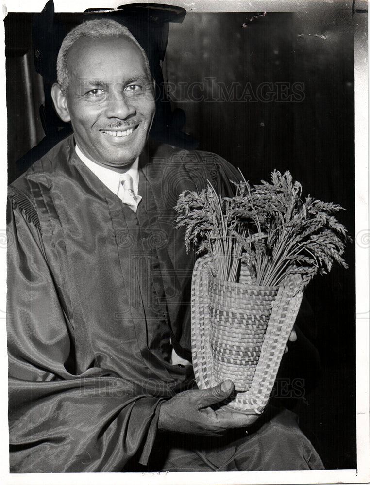 1957 Judge Elvin Davenport sheaf wheat crop-Historic Images