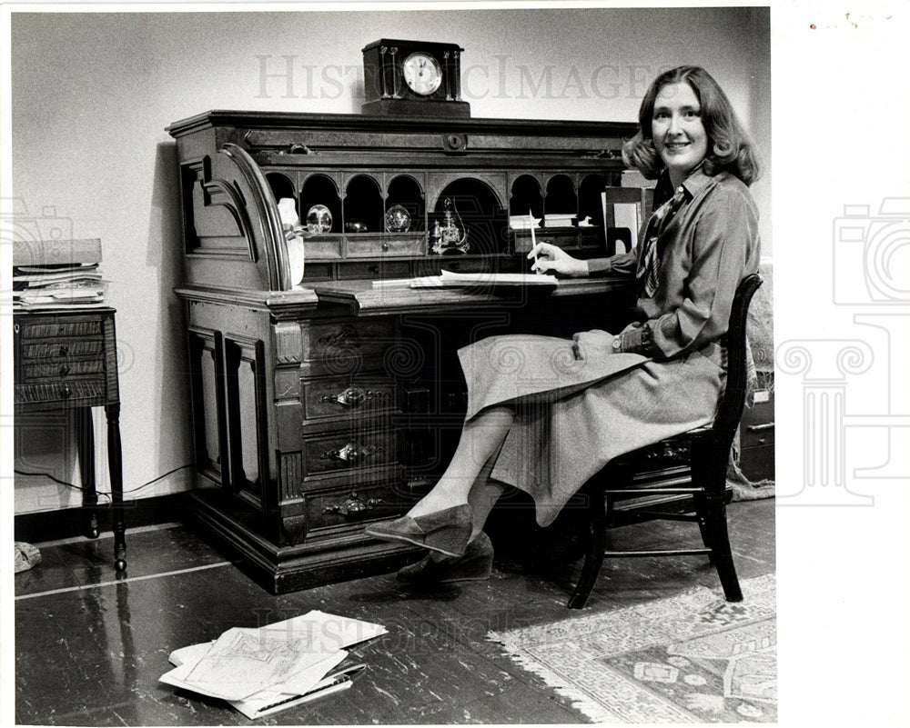 1980 Nancy Cunningham with a valuable Desk-Historic Images