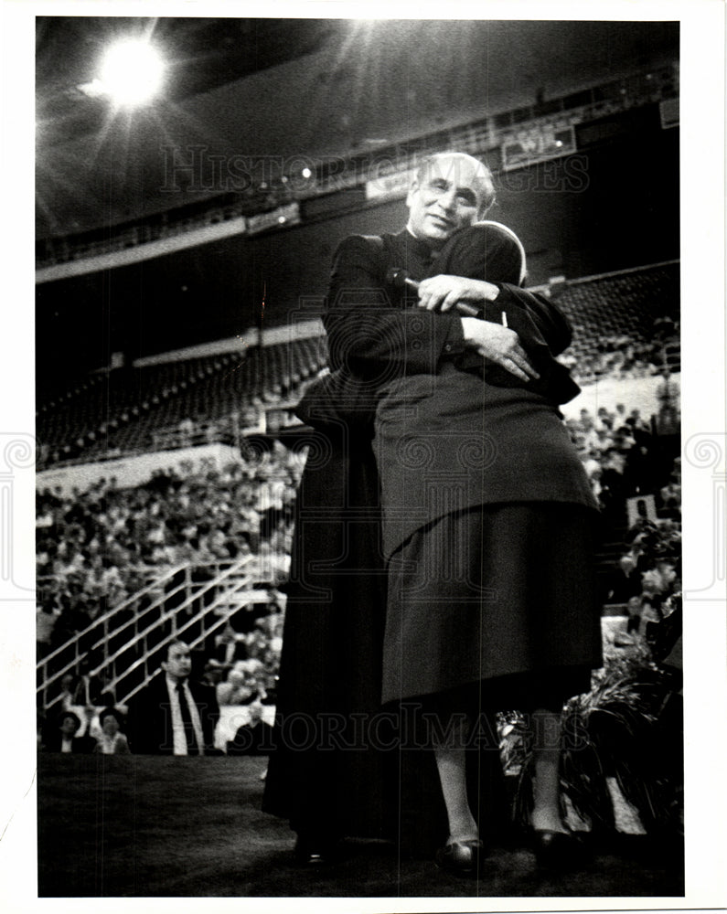 1984 Father Ralph DiOrio hugs sister Mary-Historic Images